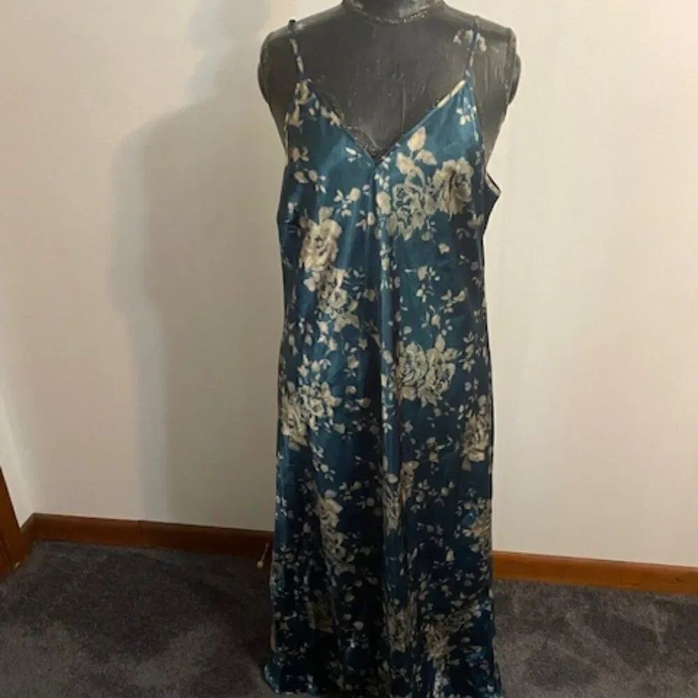 Cabernet Sleepwear Green/Gray Floral spaghetti strap V-neck night gown, size L